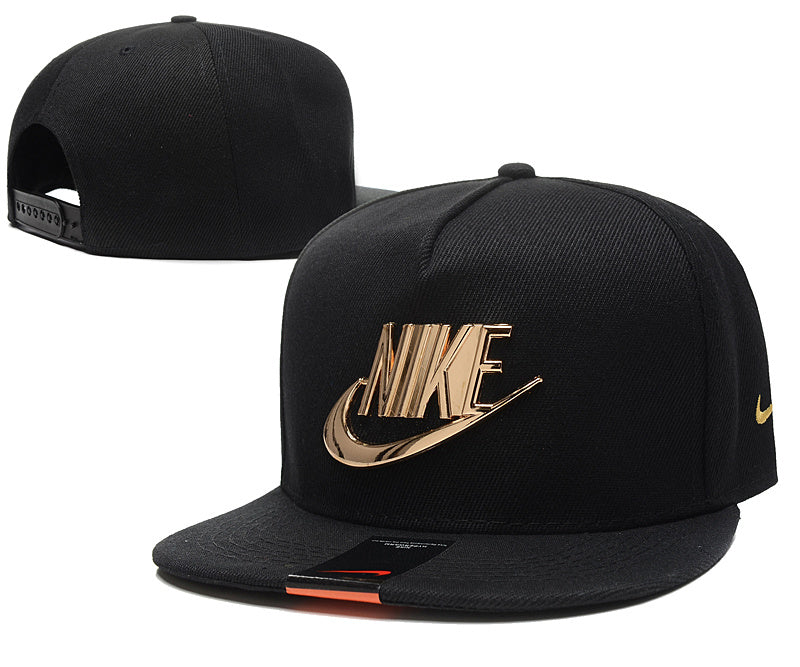 Les casquettes snapback Nike combinent parfaitement un design moderne et une fonctionnalité optimale, idéales pour un look sportif et urbain.