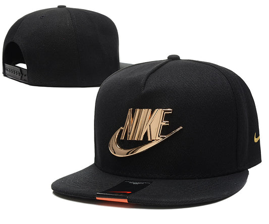 Les casquettes snapback Nike combinent parfaitement un design moderne et une fonctionnalité optimale, idéales pour un look sportif et urbain.