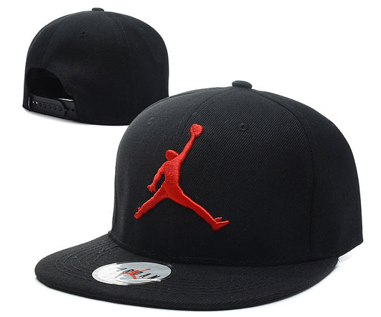 Les casquettes air Jordan incarnent l’héritage de la légende Michael Jordan, offrant un mélange parfait entre performance et style urbain.