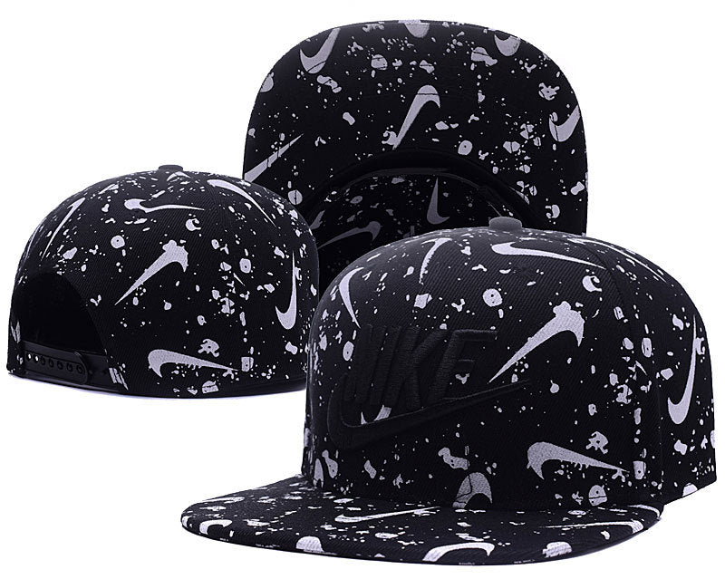 Les casquettes snapback Nike combinent parfaitement un design moderne et une fonctionnalité optimale, idéales pour un look sportif et urbain.