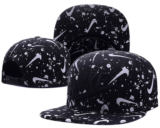 Les casquettes snapback Nike combinent parfaitement un design moderne et une fonctionnalité optimale, idéales pour un look sportif et urbain.