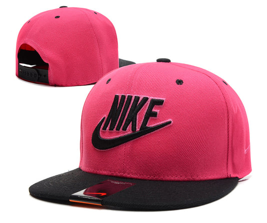Les casquettes snapback Nike combinent parfaitement un design moderne et une fonctionnalité optimale, idéales pour un look sportif et urbain.