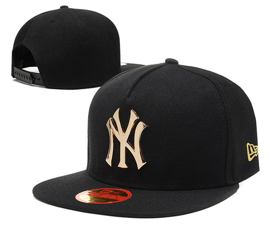 Les casquettes New Era unisexe sont une référence incontournable pour ceux qui recherchent un accessoire à la fois tendance et fonctionnel.