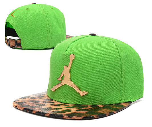 Les casquettes air Jordan incarnent l’héritage de la légende Michael Jordan, offrant un mélange parfait entre performance et style urbain.