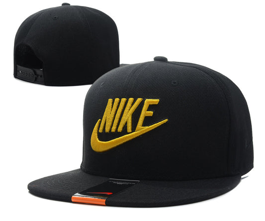 Les casquettes snapback Nike combinent parfaitement un design moderne et une fonctionnalité optimale, idéales pour un look sportif et urbain.