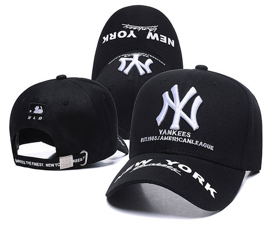 Les casquettes New Era unisexe sont une référence.

 incontournable pour ceux qui recherchent un accessoire à la fois tendance et fonctionnel.

En plus, leur design emblématique, associé à des matériaux de qualité.