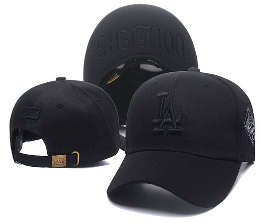 Les casquettes New Era unisexe sont une référence.

 incontournable pour ceux qui recherchent un accessoire à la fois tendance et fonctionnel.

En plus, leur design emblématique, associé à des matériaux de qualité.
