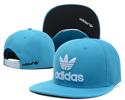 Les casquettes snapback adidas combinent parfaitement un design moderne et une fonctionnalité optimale, idéales pour un look sportif et urbain.