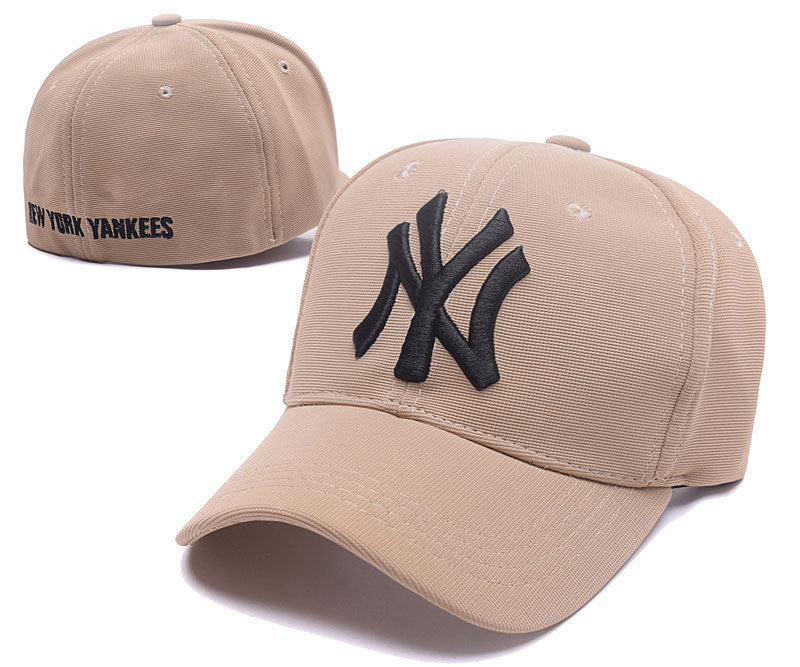 Les casquettes New Era unisexe sont une référence.

 incontournable pour ceux qui recherchent un accessoire à la fois tendance et fonctionnel.

En plus, leur design emblématique, associé à des matériaux de qualité.
