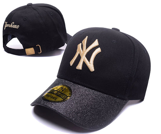 Les casquettes New Era unisexe sont une référence.

 incontournable pour ceux qui recherchent un accessoire à la fois tendance et fonctionnel.

En plus, leur design emblématique, associé à des matériaux de qualité.