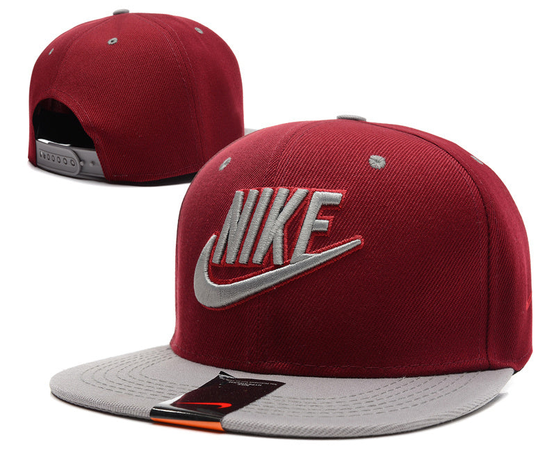 Les casquettes snapback Nike combinent parfaitement un design moderne et une fonctionnalité optimale, idéales pour un look sportif et urbain.