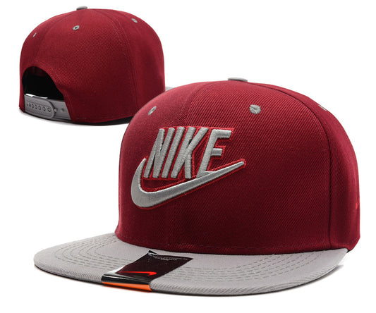Les casquettes snapback Nike combinent parfaitement un design moderne et une fonctionnalité optimale, idéales pour un look sportif et urbain.