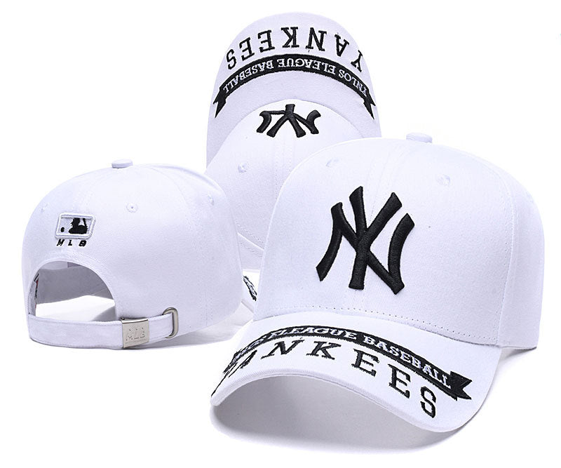 Les casquettes New Era unisexe sont une référence.

 incontournable pour ceux qui recherchent un accessoire à la fois tendance et fonctionnel.

En plus, leur design emblématique, associé à des matériaux de qualité.