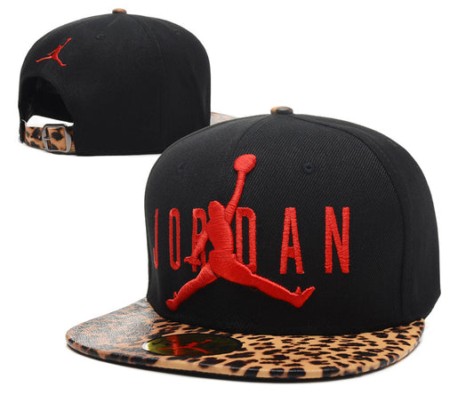 Les casquettes air Jordan incarnent l’héritage de la légende Michael Jordan, offrant un mélange parfait entre performance et style urbain.