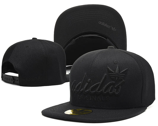Les casquettes snapback adidas combinent parfaitement un design moderne et une fonctionnalité optimale, idéales pour un look sportif et urbain.