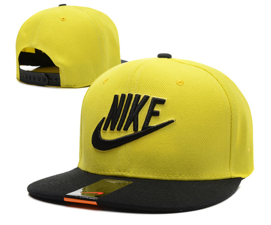 Les casquettes snapback Nike combinent parfaitement un design moderne et une fonctionnalité optimale, idéales pour un look sportif et urbain.
