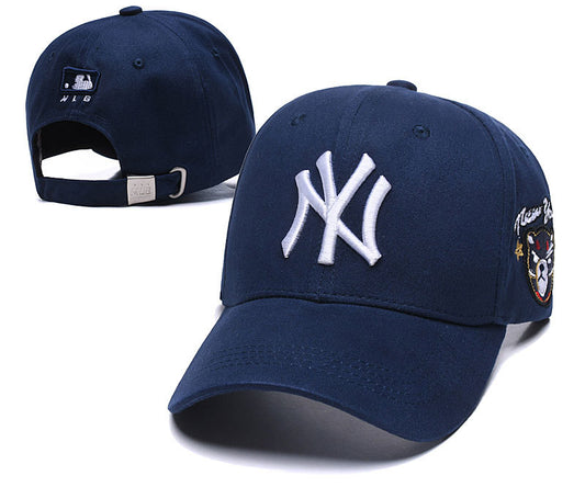 Les casquettes New Era unisexe sont une référence.

 incontournable pour ceux qui recherchent un accessoire à la fois tendance et fonctionnel.

En plus, leur design emblématique, associé à des matériaux de qualité.