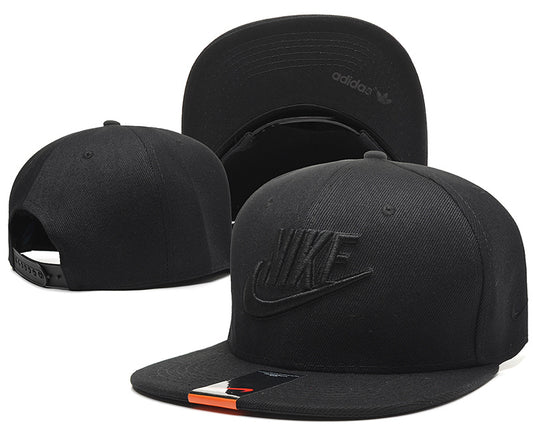 Les casquettes snapback Nike combinent parfaitement un design moderne et une fonctionnalité optimale, idéales pour un look sportif et urbain.