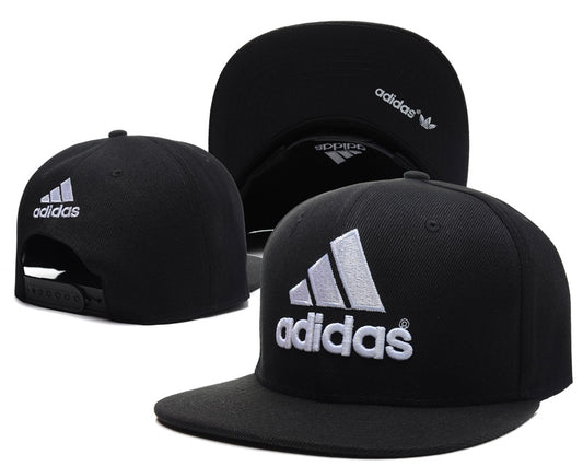 Les casquettes snapback adidas combinent parfaitement un design moderne et une fonctionnalité optimale, idéales pour un look sportif et urbain.