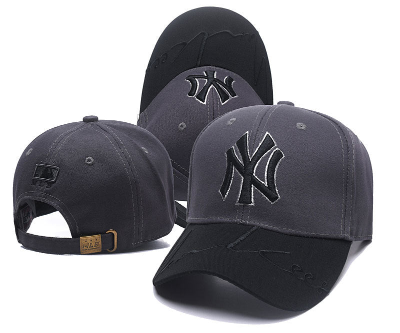 Les casquettes New Era unisexe sont une référence.

 incontournable pour ceux qui recherchent un accessoire à la fois tendance et fonctionnel.

En plus, leur design emblématique, associé à des matériaux de qualité.