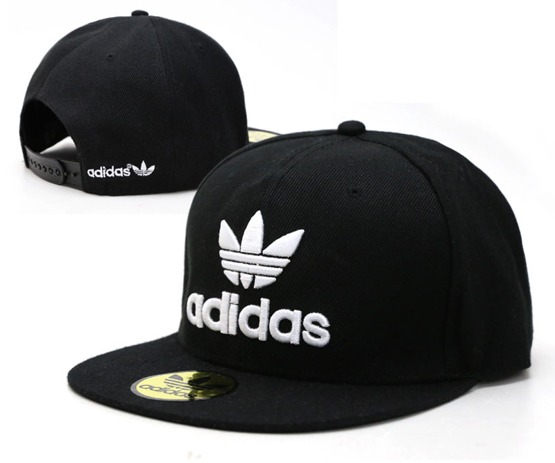 Les casquettes snapback adidas combinent parfaitement un design moderne et une fonctionnalité optimale, idéales pour un look sportif et urbain.