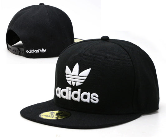 Les casquettes snapback adidas combinent parfaitement un design moderne et une fonctionnalité optimale, idéales pour un look sportif et urbain.