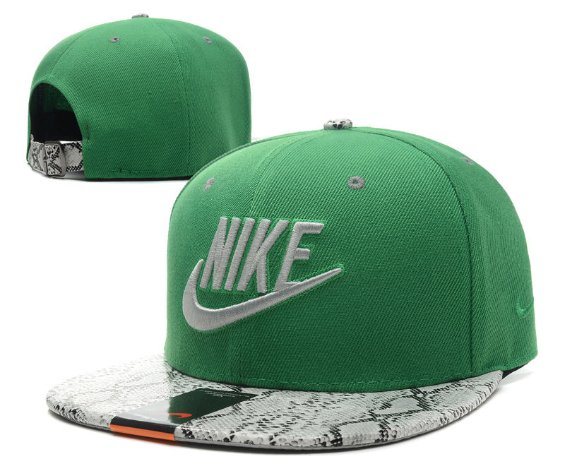 Les casquettes snapback Nike combinent parfaitement un design moderne et une fonctionnalité optimale, idéales pour un look sportif et urbain.