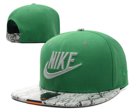 Les casquettes snapback Nike combinent parfaitement un design moderne et une fonctionnalité optimale, idéales pour un look sportif et urbain.