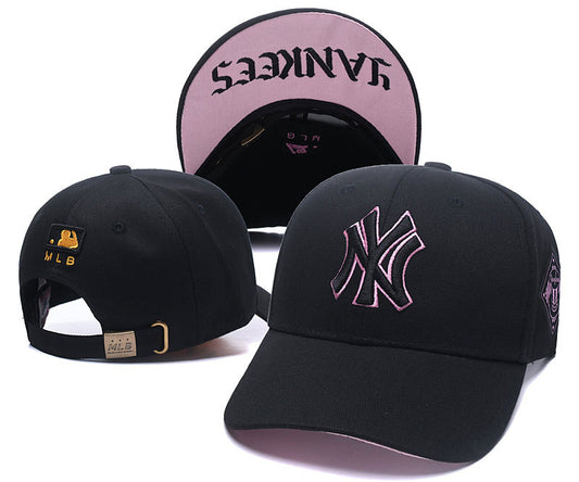 Les casquettes New Era unisexe sont une référence incontournable pour ceux qui recherchent un accessoire à la fois tendance et fonctionnel.