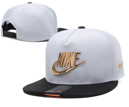 Les casquettes snapback Nike combinent parfaitement un design moderne et une fonctionnalité optimale, idéales pour un look sportif et urbain.