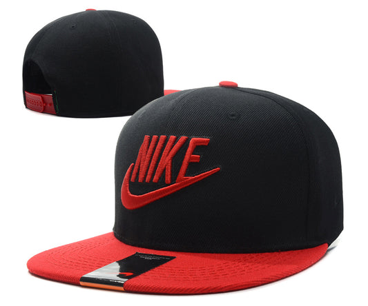 Les casquettes snapback Nike combinent parfaitement un design moderne et une fonctionnalité optimale, idéales pour un look sportif et urbain.