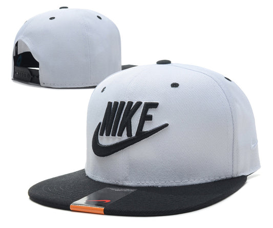 Les casquettes snapback Nike combinent parfaitement un design moderne et une fonctionnalité optimale, idéales pour un look sportif et urbain.
