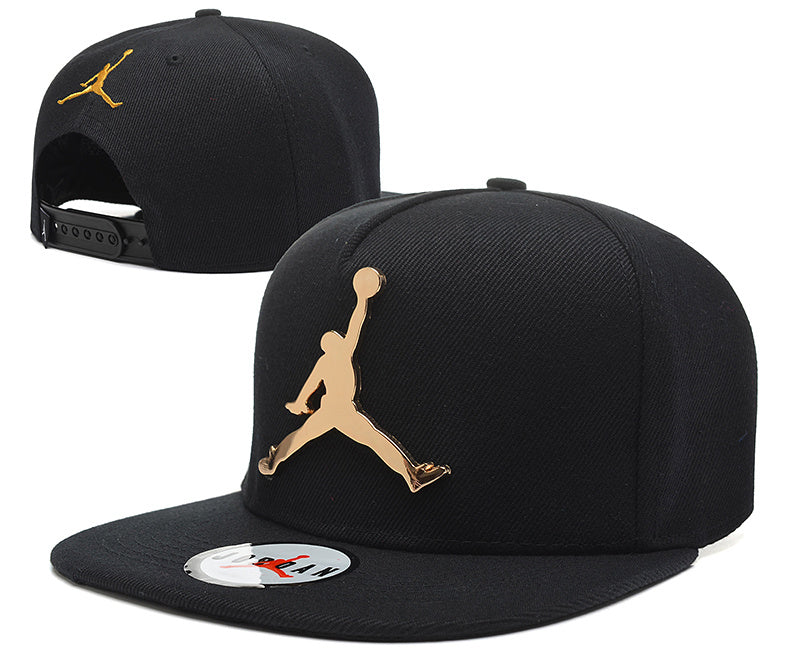 Les casquettes air Jordan incarnent l’héritage de la légende Michael Jordan, offrant un mélange parfait entre performance et style urbain.