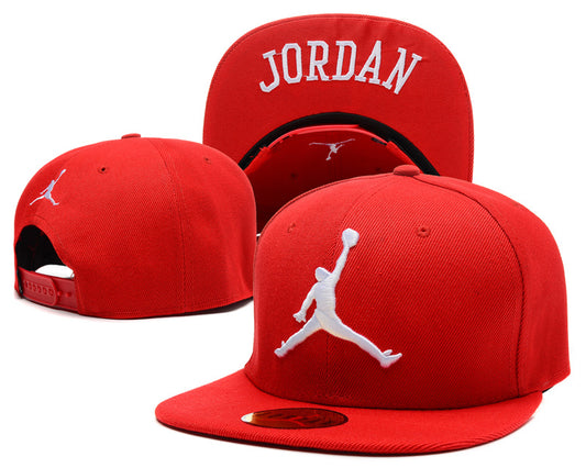 Les casquettes air Jordan incarnent l’héritage de la légende Michael Jordan, offrant un mélange parfait entre performance et style urbain.