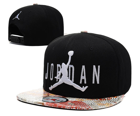 Les casquettes air Jordan incarnent l’héritage de la légende Michael Jordan, offrant un mélange parfait entre performance et style urbain.