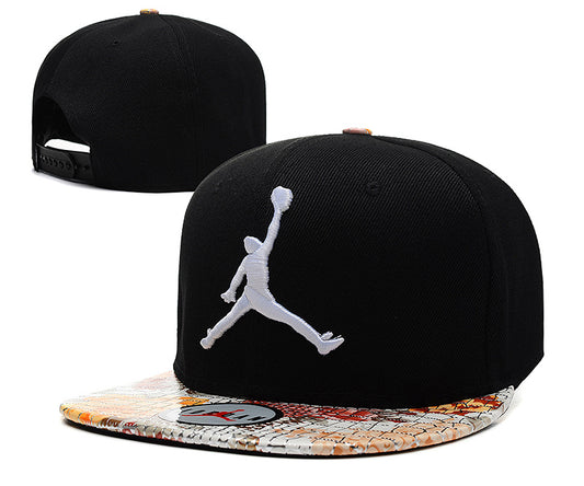 Les casquettes air Jordan incarnent l’héritage de la légende Michael Jordan, offrant un mélange parfait entre performance et style urbain.