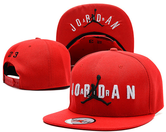 Les casquettes air Jordan incarnent l’héritage de la légende Michael Jordan, offrant un mélange parfait entre performance et style urbain.