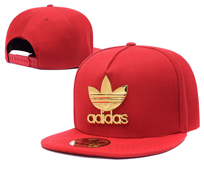 Les casquettes snapback adidas combinent parfaitement un design moderne et une fonctionnalité optimale, idéales pour un look sportif et urbain.