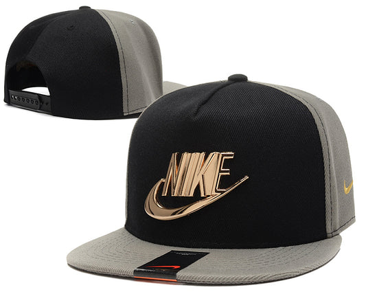 Les casquettes snapback Nike combinent parfaitement un design moderne et une fonctionnalité optimale, idéales pour un look sportif et urbain.