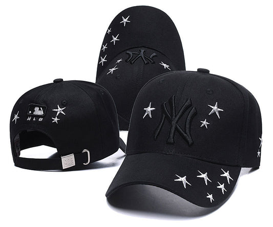 Les casquettes New Era unisexe sont une référence.

 incontournable pour ceux qui recherchent un accessoire à la fois tendance et fonctionnel.

En plus, leur design emblématique, associé à des matériaux de qualité.