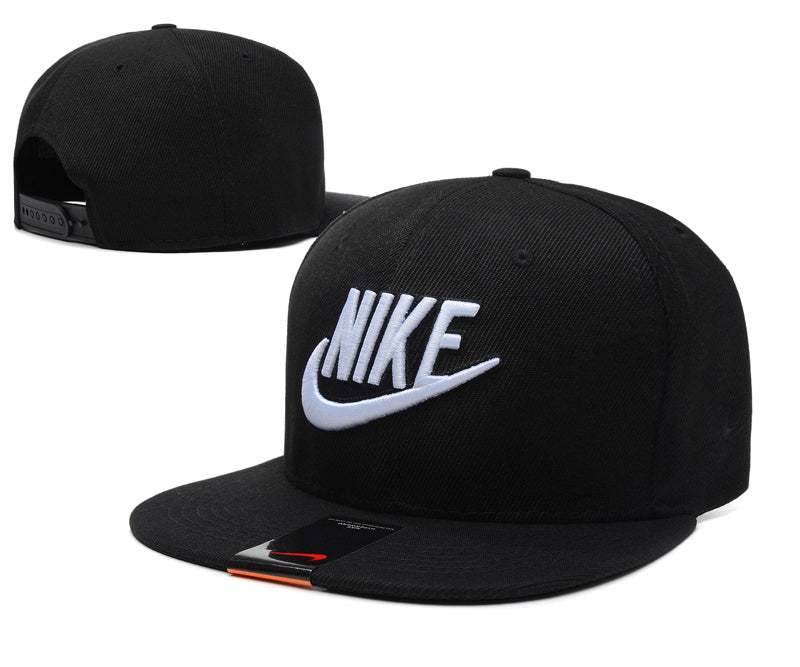 Les casquettes snapback Nike combinent parfaitement un design moderne et une fonctionnalité optimale, idéales pour un look sportif et urbain.