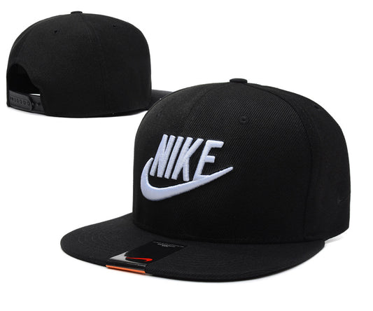 Les casquettes snapback Nike combinent parfaitement un design moderne et une fonctionnalité optimale, idéales pour un look sportif et urbain.