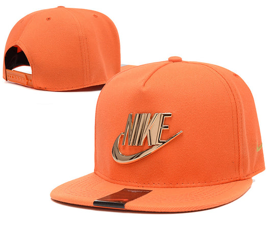 Les casquettes snapback Nike combinent parfaitement un design moderne et une fonctionnalité optimale, idéales pour un look sportif et urbain.