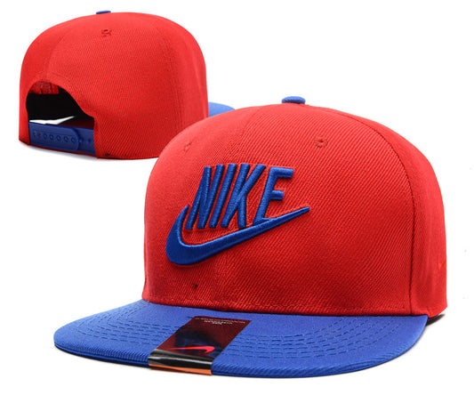 Les casquettes snapback Nike combinent parfaitement un design moderne et une fonctionnalité optimale, idéales pour un look sportif et urbain.