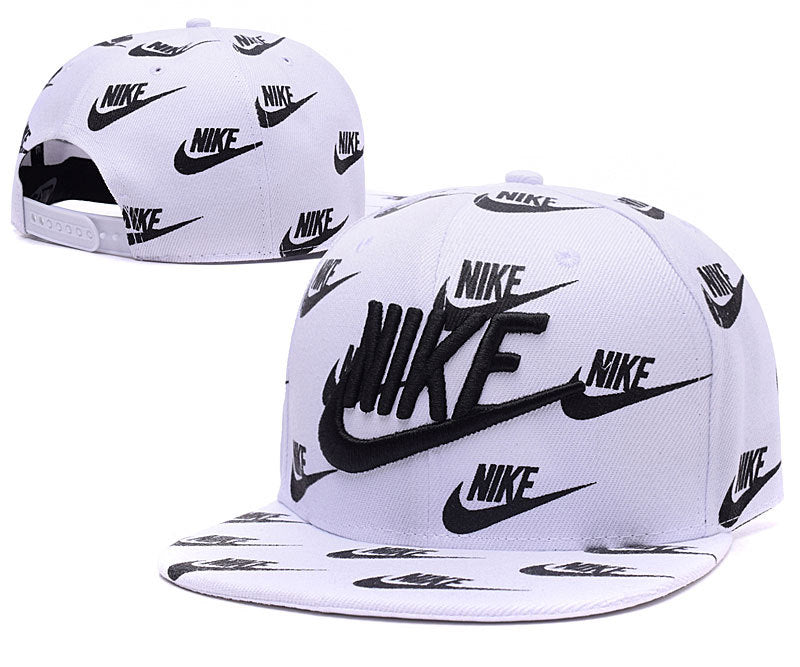 Les casquettes snapback Nike combinent parfaitement un design moderne et une fonctionnalité optimale, idéales pour un look sportif et urbain.