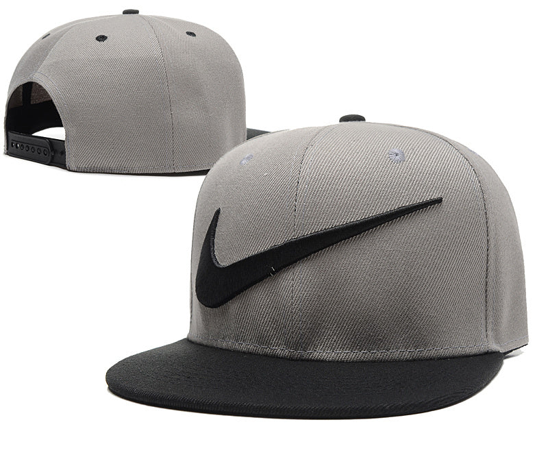 Les casquettes snapback Nike combinent parfaitement un design moderne et une fonctionnalité optimale, idéales pour un look sportif et urbain.