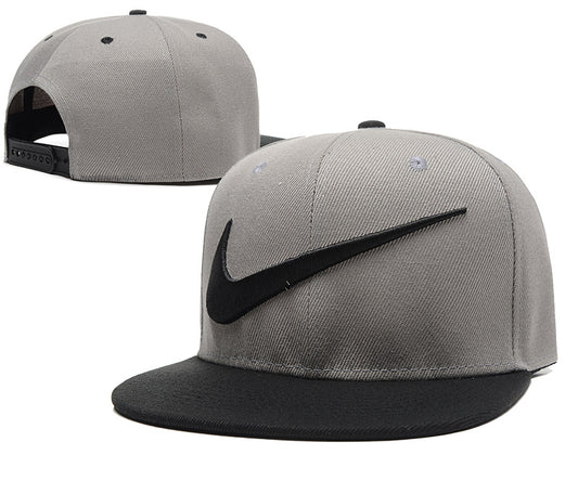 Les casquettes snapback Nike combinent parfaitement un design moderne et une fonctionnalité optimale, idéales pour un look sportif et urbain.
