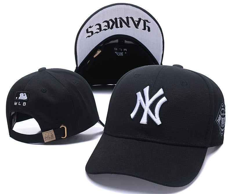 Les casquettes New Era unisexe sont une référence.

 incontournable pour ceux qui recherchent un accessoire à la fois tendance et fonctionnel.

En plus, leur design emblématique, associé à des matériaux de qualité.