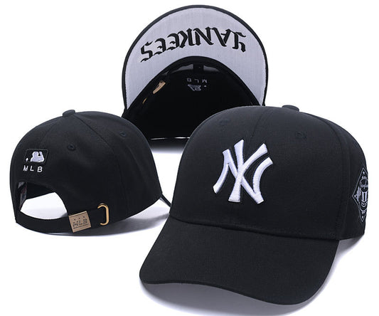 Les casquettes New Era unisexe sont une référence.

 incontournable pour ceux qui recherchent un accessoire à la fois tendance et fonctionnel.

En plus, leur design emblématique, associé à des matériaux de qualité.