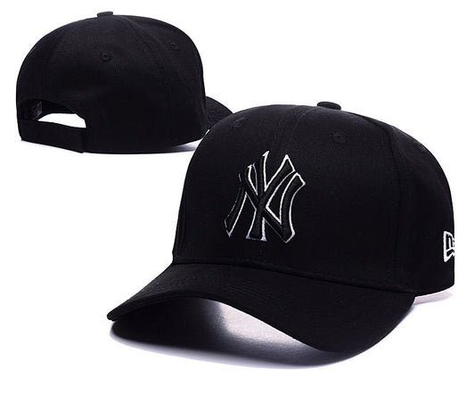 Les casquettes New Era unisexe sont une référence.

 incontournable pour ceux qui recherchent un accessoire à la fois tendance et fonctionnel.

En plus, leur design emblématique, associé à des matériaux de qualité.